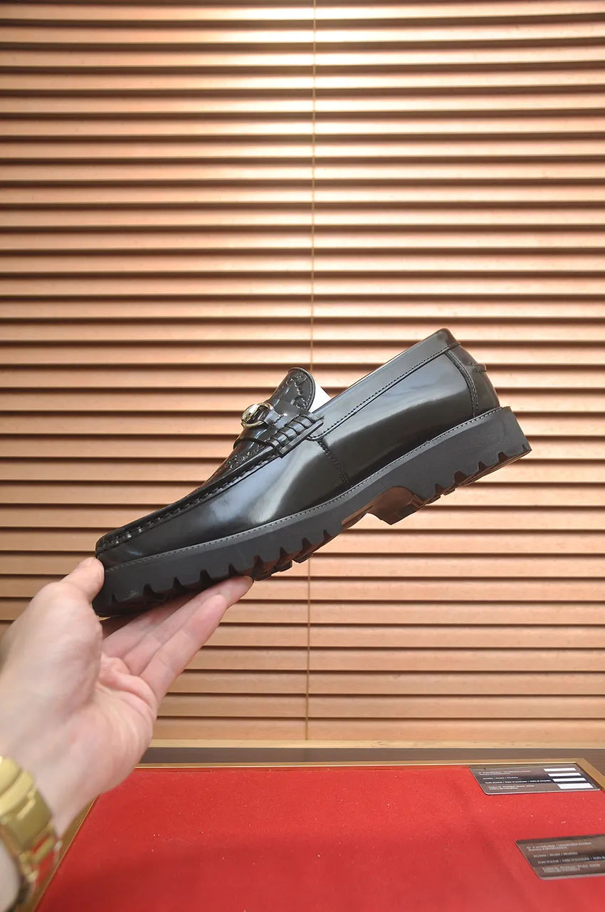 Men's shoes💰560💶Italy's top luxury men's shoe giant (GUCCI) (Gucci) (full cowhide lining) new arrival🍃Original European style🔰 Pleasant to the eye😍In order to make the shoes more durable and non-deformable🌀The production continues to follow traditional methods but there is still no lack of innovation💪Choose original sheepskin for the leather♻️ Smooth and natural And extra bright ⭐Made of imported cowhide, the first choice of rich people 38-45 (45 customized)